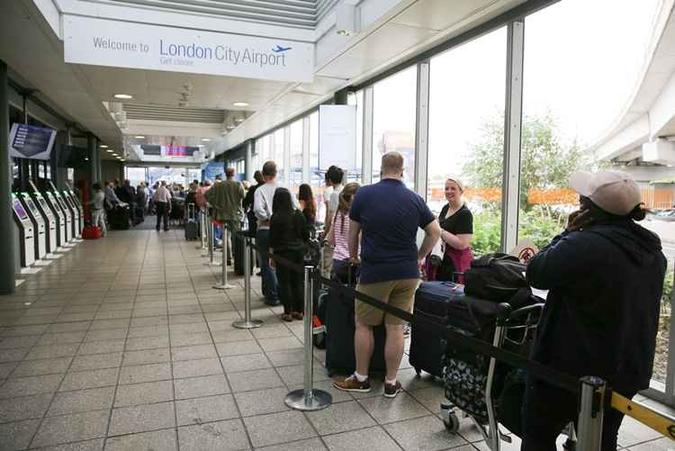 Grandes filas são formadas após manifesto no aeroporto de Londres (foto: Daniel Leal-olivas/AFP) Grandes filas são formadas após manifesto no aeroporto de Londres (foto: Daniel Leal-olivas/AFP)