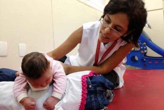 Recife - A fisioterapeuta Cynthia Ximenes da Associação de Assistência à Criança Deficiente atende bebês com microcefalia e orienta mães sobre como fazer os exercícios em casa para melhorar o desenvolvimento das crianças(foto: Sumaia Villela/Agência Brasil) Recife - A fisioterapeuta Cynthia Ximenes da Associação de Assistência à Criança Deficiente atende bebês com microcefalia e orienta mães sobre como fazer os exercícios em casa para melhorar o desenvolvimento das crianças(foto: Sumaia Villela/Agência Brasil)