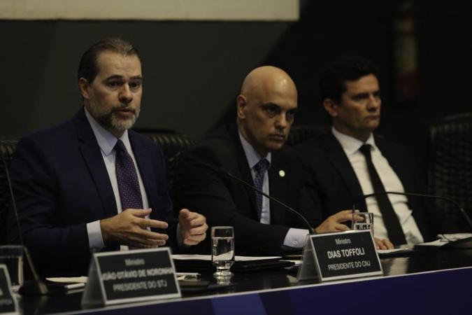 Toffoli, Moraes e Sérgio Moro, hoje ministro da Justiça: relações conflituosas com o MP explodiram na semana passada (foto: abio Rodrigues Pozzebom/Agência Brasil ) Toffoli, Moraes e Sérgio Moro, hoje ministro da Justiça: relações conflituosas com o MP explodiram na semana passada (foto: abio Rodrigues Pozzebom/Agência Brasil )