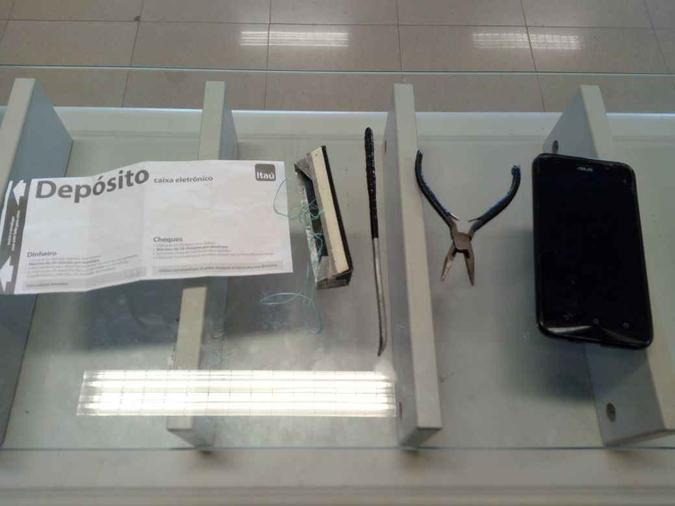 Objetos recolhidos pela PM após a abordagem(foto: Divulgação/PMDF) Objetos recolhidos pela PM após a abordagem(foto: Divulgação/PMDF)