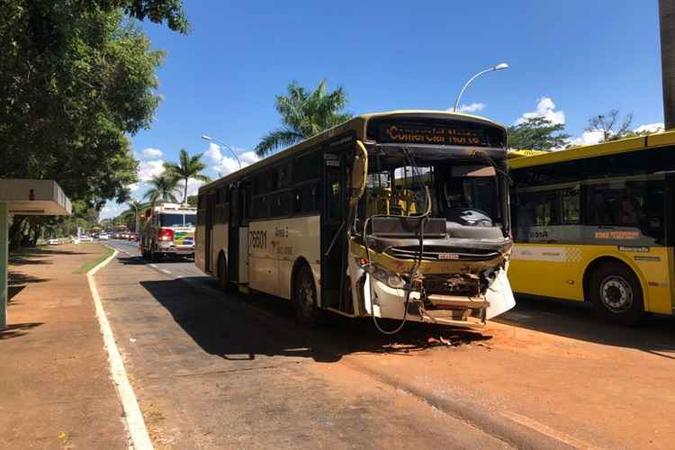 O acidente ocorreu entre um ônibus da empresa São José, que vinha de Taguatinga Centro, entre um ônibus da Taguatur, que saiu de Santo Antônio do Descoberto(foto: Ana Rayssa/Esp. CB/D.A Press) O acidente ocorreu entre um ônibus da empresa São José, que vinha de Taguatinga Centro, entre um ônibus da Taguatur, que saiu de Santo Antônio do Descoberto(foto: Ana Rayssa/Esp. CB/D.A Press)