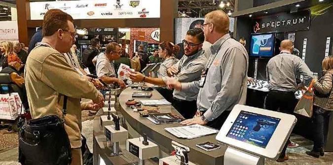 Estande de armas brasileiras em feira nos Estados Unidos no ano passado: mudança nas regras de comércio no Brasil(foto: Breno Fortes/CB/D.A Press ) Estande de armas brasileiras em feira nos Estados Unidos no ano passado: mudança nas regras de comércio no Brasil(foto: Breno Fortes/CB/D.A Press )