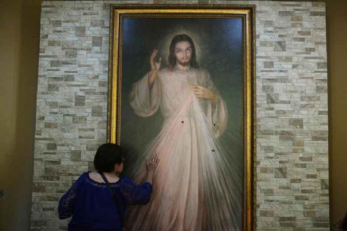 Marcas de bala em imagem de Cristo na igreja (foto: AFP / MARVIN RECINOS ) Marcas de bala em imagem de Cristo na igreja (foto: AFP / MARVIN RECINOS )