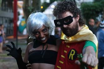 Naiara e Guilherme se vestiram como Robin e Tempestade(foto: Luis Nova/Esp. CB/D.A. Press) Naiara e Guilherme se vestiram como Robin e Tempestade(foto: Luis Nova/Esp. CB/D.A. Press)