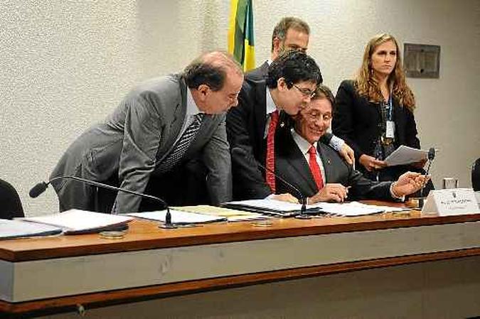 Eunício (PMDB-CE), sentado, Aloysio Nunes (PSDB-SP) e Randolfe (Rede-AP) em pé: nanicos lutam pela sobrevivência(foto: Monique Renne/CB/D.A Press - 1/6/11) Eunício (PMDB-CE), sentado, Aloysio Nunes (PSDB-SP) e Randolfe (Rede-AP) em pé: nanicos lutam pela sobrevivência(foto: Monique Renne/CB/D.A Press - 1/6/11)