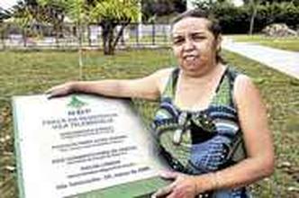 Dona Neide em um dos símbolos da Vila Telebrasília, a Praça da Resistência(foto: Adauto Cruz/CB/D.A Press) Dona Neide em um dos símbolos da Vila Telebrasília, a Praça da Resistência(foto: Adauto Cruz/CB/D.A Press)