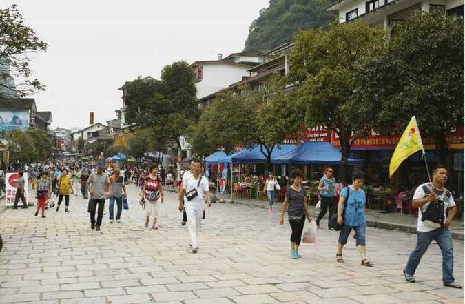 No centro turístico, há várias lojas de grife e de arte local, além de restaurantes (foto: ArishG/Wikimedia Commons) No centro turístico, há várias lojas de grife e de arte local, além de restaurantes (foto: ArishG/Wikimedia Commons)