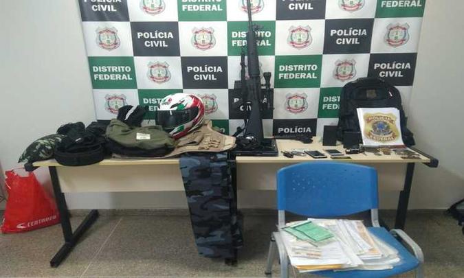 Na casa de André foram encontrados fardas da corporação, distintivos, brasões da Polícia Federal, entre outros materiais que estão sob investigação(foto: Caroline Cintra/Esp. CB/D.A Press ) Na casa de André foram encontrados fardas da corporação, distintivos, brasões da Polícia Federal, entre outros materiais que estão sob investigação(foto: Caroline Cintra/Esp. CB/D.A Press )