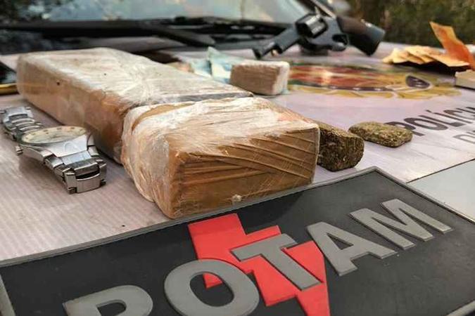Com o casal foram encontrados drogas, dinheiro e uma arma(foto: PMDF/Divulgação) Com o casal foram encontrados drogas, dinheiro e uma arma(foto: PMDF/Divulgação)