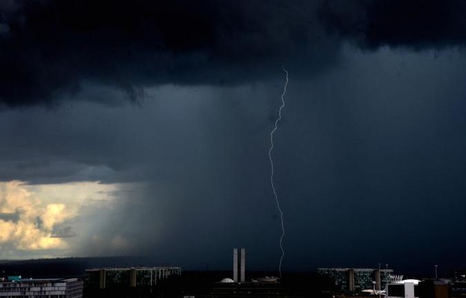 DF teve muitos raios dentro das nuvens, quando o som é reduzido e produz apenas efeito visual no céu(foto: Ed Alves/CB/D.A Press) DF teve muitos raios dentro das nuvens, quando o som é reduzido e produz apenas efeito visual no céu(foto: Ed Alves/CB/D.A Press)