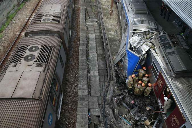 Dois trens batem na estação de São Cristóvão no Rio de Janeiro (foto: Tânia Regô/AgenciaBrasil ) Dois trens batem na estação de São Cristóvão no Rio de Janeiro (foto: Tânia Regô/AgenciaBrasil )