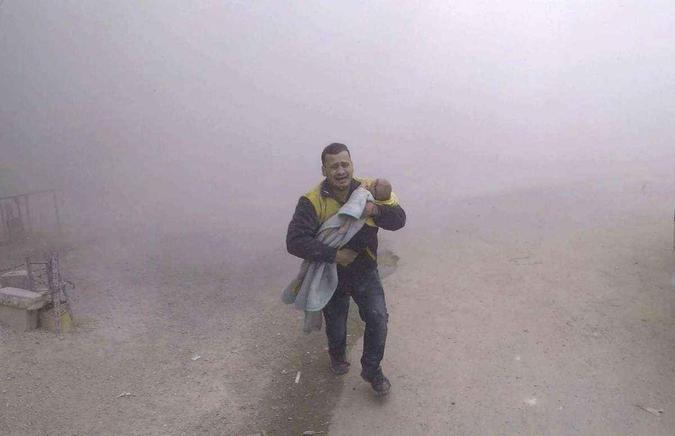 Crianças são as maiores vítimas dos ataques(foto: Syrian Civil Defense White Helmets/AP) Crianças são as maiores vítimas dos ataques(foto: Syrian Civil Defense White Helmets/AP)