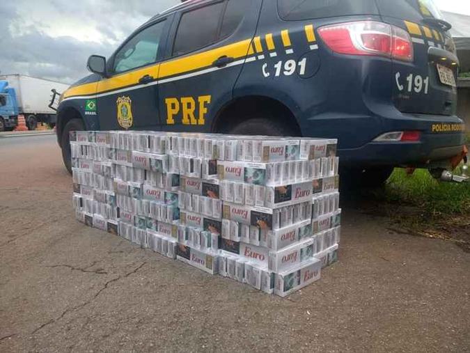O passageiro levava os pacotes de cigarro na bagagem pessoal (foto: Divulgação/PRF) O passageiro levava os pacotes de cigarro na bagagem pessoal (foto: Divulgação/PRF)