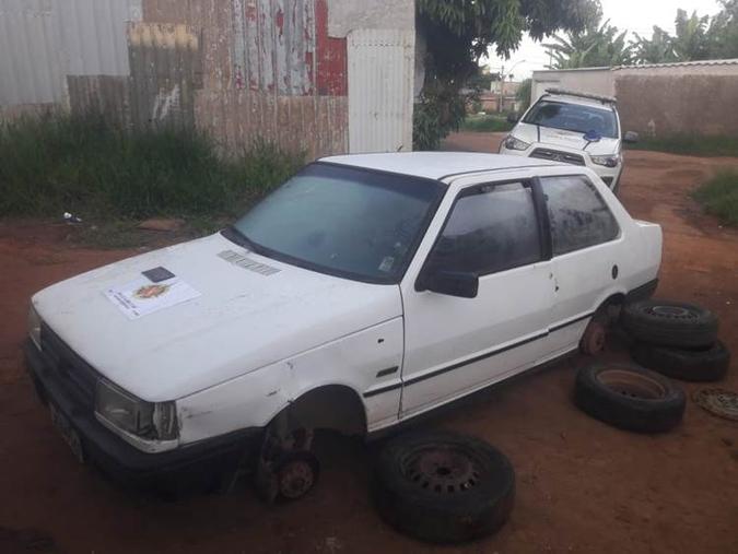 As quatro rodas e a bateria do carro furtado já haviam sido retiradas(foto: Polícia Militar/Divulgação) As quatro rodas e a bateria do carro furtado já haviam sido retiradas(foto: Polícia Militar/Divulgação)
