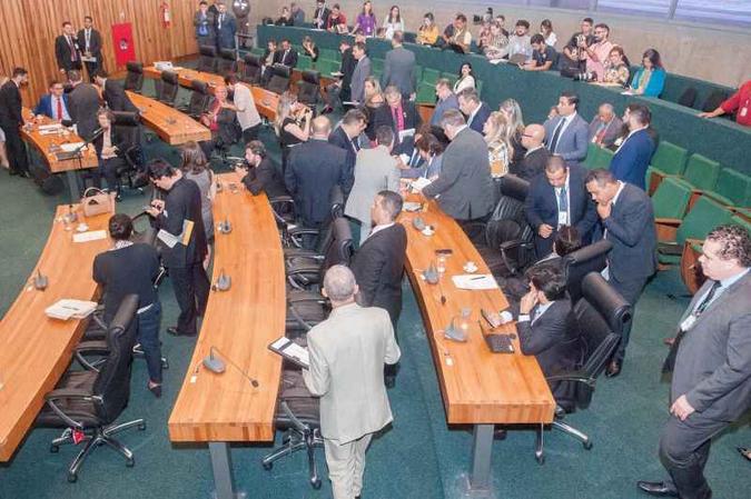 Propostas para mulheres viraram temas de debate e passaram pelo crivo do governador Ibaneis em 2019: questões relacionadas à saúde, à segurança, ao emprego e à igualdade . Algumas dependem de regulamentação (foto: CarlosGandra/CLDF) Propostas para mulheres viraram temas de debate e passaram pelo crivo do governador Ibaneis em 2019: questões relacionadas à saúde, à segurança, ao emprego e à igualdade . Algumas dependem de regulamentação (foto: CarlosGandra/CLDF)