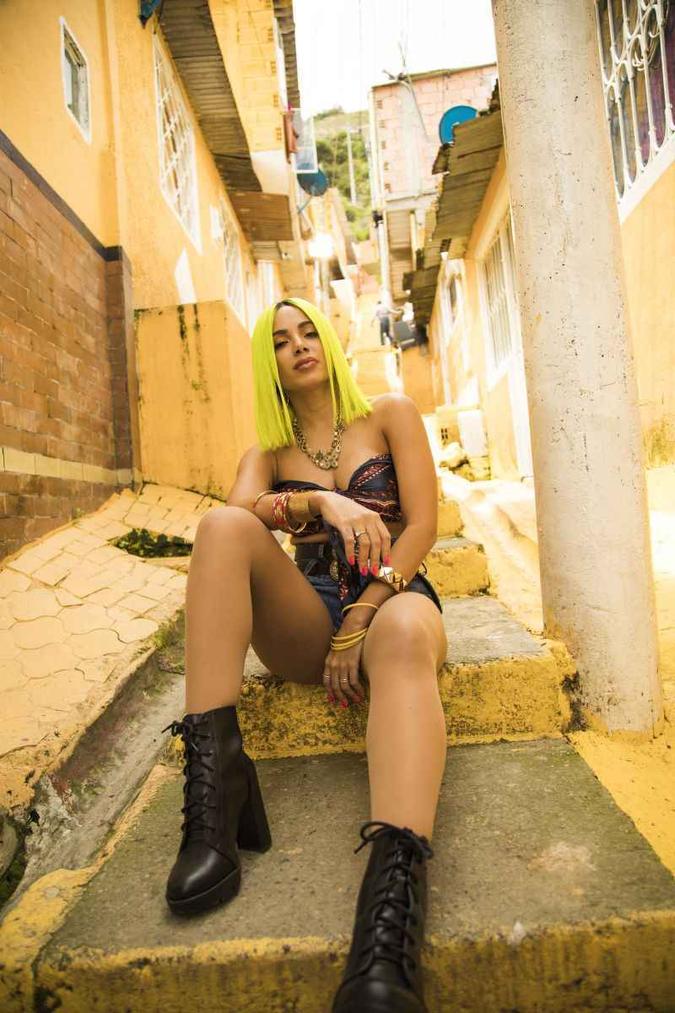 Anitta caiu da escada antes de um show, mas avisou por meio de rede social que está se recuperando(foto: Felipe Loaiza/Divulgação) Anitta caiu da escada antes de um show, mas avisou por meio de rede social que está se recuperando(foto: Felipe Loaiza/Divulgação)