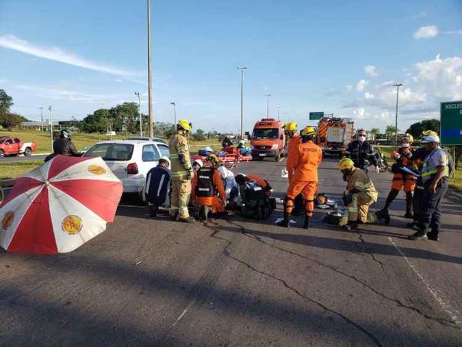 A vítima chegou a ser socorrida pelos bombeiros, mas foi em vão(foto: Divulgação/PMDF) A vítima chegou a ser socorrida pelos bombeiros, mas foi em vão(foto: Divulgação/PMDF)