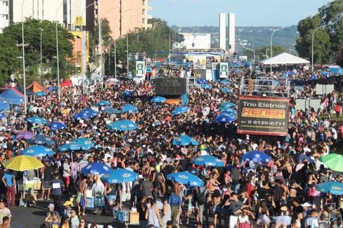 O bloco que levou mais foliões as ruas foi o Raparigueiros, com público de 60 mil pessoas(foto: Luis Nova/Esp. CB/D.A Press) O bloco que levou mais foliões as ruas foi o Raparigueiros, com público de 60 mil pessoas(foto: Luis Nova/Esp. CB/D.A Press)
