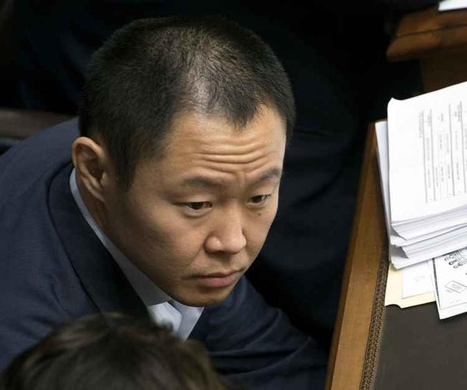 O Congresso do Peru negou, nesta quinta-feira (7/6) destituir o popular legislador Kenji Fujimori(foto: CRIS BOURONCLE / AFP) O Congresso do Peru negou, nesta quinta-feira (7/6) destituir o popular legislador Kenji Fujimori(foto: CRIS BOURONCLE / AFP)