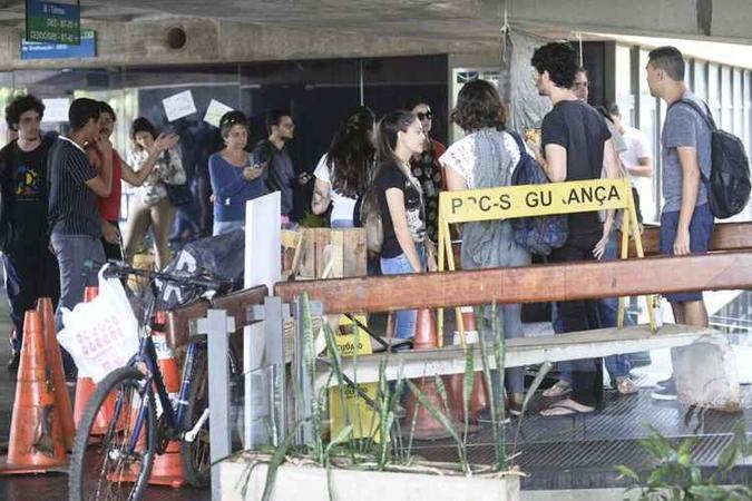 Alunos da UnB vão se reunir em assembleia nesta terça-feira (1/11) para decidirem se ampliam o movimento de ocupação para outras áreas do campus Darcy Ribeiro(foto: Breno Fortes/CB/D.A Press) Alunos da UnB vão se reunir em assembleia nesta terça-feira (1/11) para decidirem se ampliam o movimento de ocupação para outras áreas do campus Darcy Ribeiro(foto: Breno Fortes/CB/D.A Press)