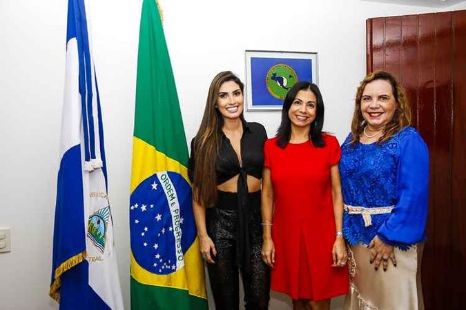 As organizadoras Lorraine e Bernadeth com a embaixadora da Nicarágua, Lorena Martinez (ao centro)(foto: Nícolas Braga/Esp. CB/D.A Press) As organizadoras Lorraine e Bernadeth com a embaixadora da Nicarágua, Lorena Martinez (ao centro)(foto: Nícolas Braga/Esp. CB/D.A Press)