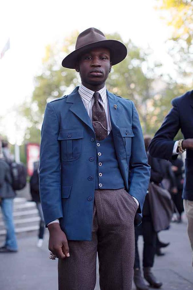 Coletes não são necessários no dia a dia, mas traduzem elegância seja qual for a circunstância (foto: The Sartorialist) Coletes não são necessários no dia a dia, mas traduzem elegância seja qual for a circunstância (foto: The Sartorialist)