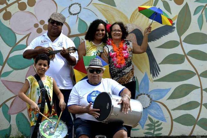 Aos 80 anos, seu Antônio Soares (sentado) não abre mão de brincar o carnaval, paixão compartilhada por toda a família. No detalhe, ele com a filha Claudiane Soares ainda bebê(foto: Marcelo Ferreira/CB/D.A Press) Aos 80 anos, seu Antônio Soares (sentado) não abre mão de brincar o carnaval, paixão compartilhada por toda a família. No detalhe, ele com a filha Claudiane Soares ainda bebê(foto: Marcelo Ferreira/CB/D.A Press)