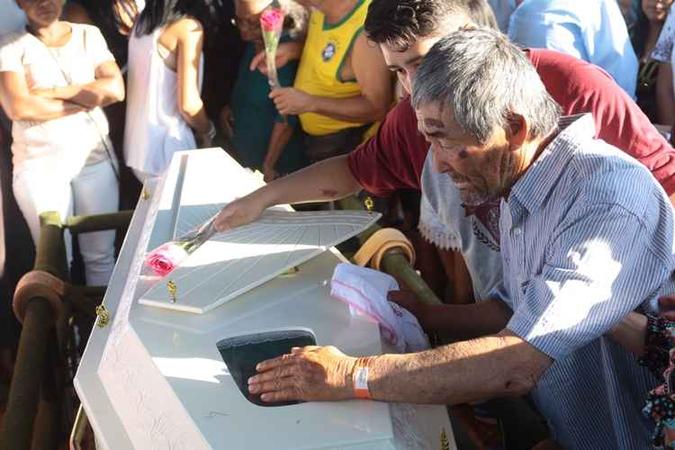 Pai e avô das vítimas, Man Sun Go se despede da filha(foto: Luis Nova/Esp. CB/D.A. Press) Pai e avô das vítimas, Man Sun Go se despede da filha(foto: Luis Nova/Esp. CB/D.A. Press)