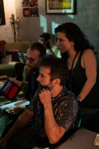 Os irmãos Iberê e Maíra Carvalho no set: nem tudo é um mar de rosas(foto: Marcello Vitorino/ Divulgação) Os irmãos Iberê e Maíra Carvalho no set: nem tudo é um mar de rosas(foto: Marcello Vitorino/ Divulgação)