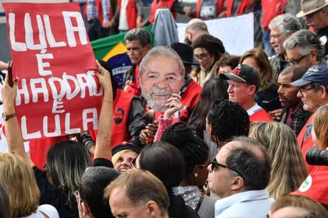 Twitter de Lula publicou duas fotos do candidato do PT ao Planalto, Fernando Haddad(foto: AFP / NELSON ALMEIDA) Twitter de Lula publicou duas fotos do candidato do PT ao Planalto, Fernando Haddad(foto: AFP / NELSON ALMEIDA)