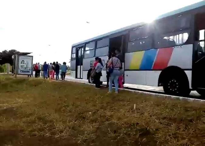 Passageiros desembarcam de ônibus irregular durante operação da polícia.(foto: PMDF/Divulgação.) Passageiros desembarcam de ônibus irregular durante operação da polícia.(foto: PMDF/Divulgação.)