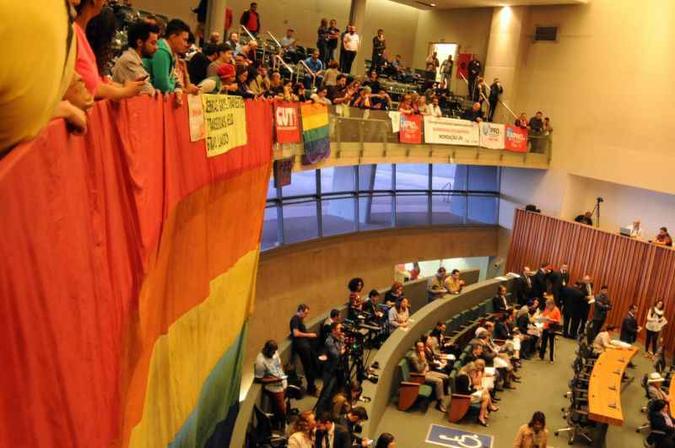 Manifestantes LGBTI na Câmara Legislativa: parlamentares derrubaram o decreto que regulamentou, 17 anos após sanção, a lei anti-homofobia (foto: Barbara Cabral/Esp. CB/D.A Press ) Manifestantes LGBTI na Câmara Legislativa: parlamentares derrubaram o decreto que regulamentou, 17 anos após sanção, a lei anti-homofobia (foto: Barbara Cabral/Esp. CB/D.A Press )