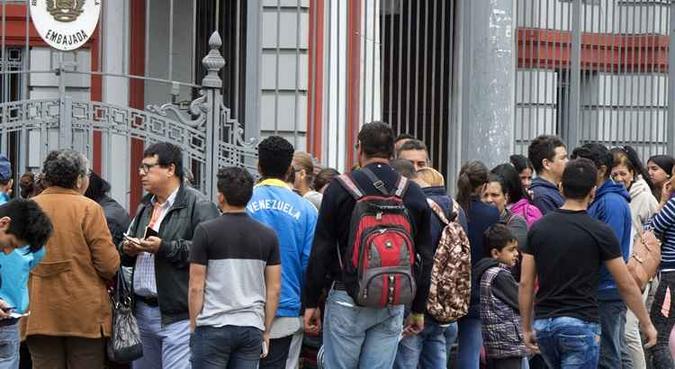 Nesta quarta, cerca de 100 venezuelanos, com passaporte ou identidade em mãos, fizeram fila do lado de fora da embaixada da Venezuela em Lima para pedir a repatriação(foto: AFP) Nesta quarta, cerca de 100 venezuelanos, com passaporte ou identidade em mãos, fizeram fila do lado de fora da embaixada da Venezuela em Lima para pedir a repatriação(foto: AFP)