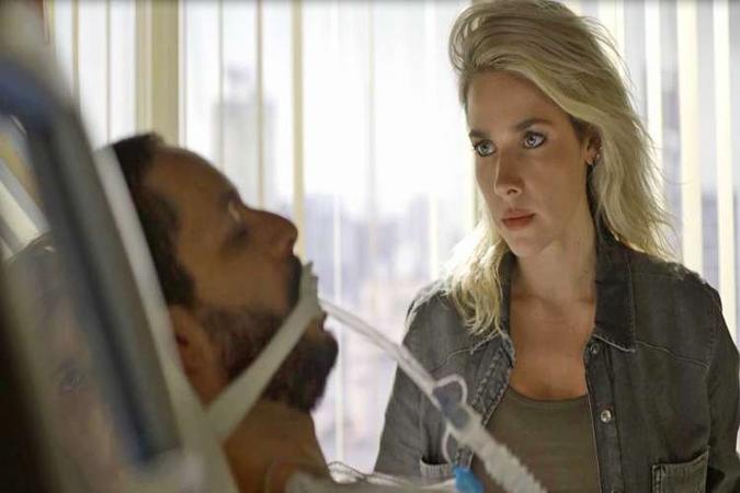 Yohana vai ao hospital e pergunta a Téo quem tentou matá-lo(foto: TV Globo/Reprodução) Yohana vai ao hospital e pergunta a Téo quem tentou matá-lo(foto: TV Globo/Reprodução)