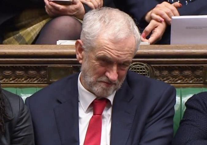 Em vídeo divulgado no Twitter, o britânico parece fazer o comentário em voz baixa(foto: AFP) Em vídeo divulgado no Twitter, o britânico parece fazer o comentário em voz baixa(foto: AFP)