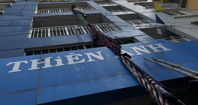Moradores tiveram que procurar alternativas para sair do prédio(foto: AFP) Moradores tiveram que procurar alternativas para sair do prédio(foto: AFP)