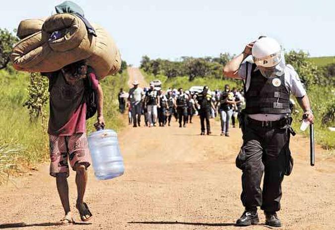 PM acompanha invasor durante a retirada: Agefis derrubou moradias com a ajuda de três tratores (foto: Bruno Peres/CB/D.A Press) PM acompanha invasor durante a retirada: Agefis derrubou moradias com a ajuda de três tratores (foto: Bruno Peres/CB/D.A Press)