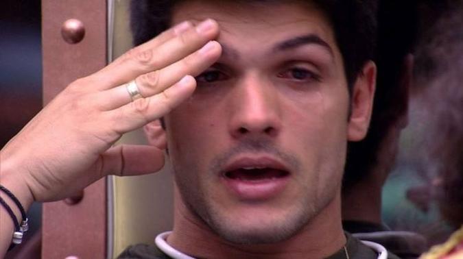 Lucas chora no Quarto Submarino e recebe consolo de Diego e Nayara(foto: TV Globo/Reprodução ) Lucas chora no Quarto Submarino e recebe consolo de Diego e Nayara(foto: TV Globo/Reprodução )