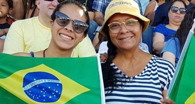 Mãe e filha saíram do Amapá para aproveitar o desfile de Sete de Setembro. Esquadrilha da Fumaça é uma das atrações preferidas da dupla(foto: Isa Stacciarini/CB/D.A Press) Mãe e filha saíram do Amapá para aproveitar o desfile de Sete de Setembro. Esquadrilha da Fumaça é uma das atrações preferidas da dupla(foto: Isa Stacciarini/CB/D.A Press)