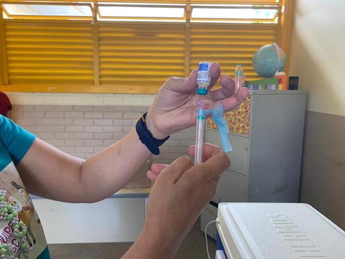 Cerca de oito profissionais estão no colégio realizando a vacinação de alunos, professores e funcionários(foto: Fabíola Testi/CB/D.A Press) Cerca de oito profissionais estão no colégio realizando a vacinação de alunos, professores e funcionários(foto: Fabíola Testi/CB/D.A Press)
