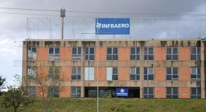 Seja de uma vez ou em fatias, a tendência é a Infraero acabar. Os funcionários da estatal serão transferidos para as concessionárias com estabilidade até 2021(foto: Paulo H. Carvalho/CB/D.A Press) Seja de uma vez ou em fatias, a tendência é a Infraero acabar. Os funcionários da estatal serão transferidos para as concessionárias com estabilidade até 2021(foto: Paulo H. Carvalho/CB/D.A Press)