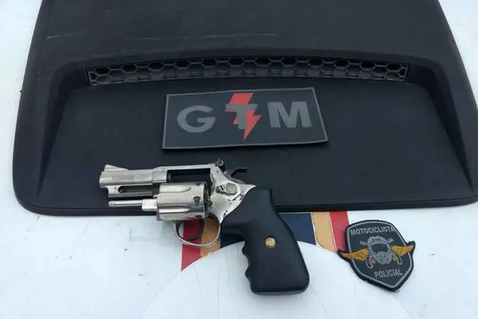 Os dois criminosos foram encaminhados para a 21ª Delegacia de Polícia (Taguatinga Sul)(foto: PMDF/Divulgação) Os dois criminosos foram encaminhados para a 21ª Delegacia de Polícia (Taguatinga Sul)(foto: PMDF/Divulgação)