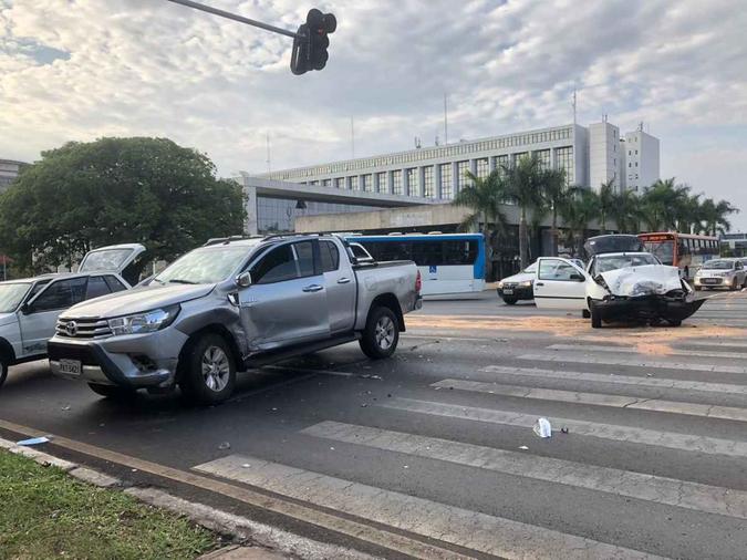 Os dois carros se chocaram próximo a via que liga o Setor de Indústrias Gráficas ao Eixo Monumental(foto: Ana Rayssa/Esp. CB/D.A Press) Os dois carros se chocaram próximo a via que liga o Setor de Indústrias Gráficas ao Eixo Monumental(foto: Ana Rayssa/Esp. CB/D.A Press)