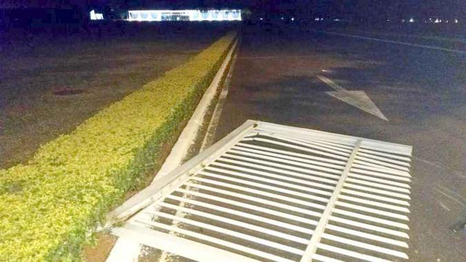 O jovem derrubou o portão e só parou dentro do prédio(foto: Reprodução) O jovem derrubou o portão e só parou dentro do prédio(foto: Reprodução)