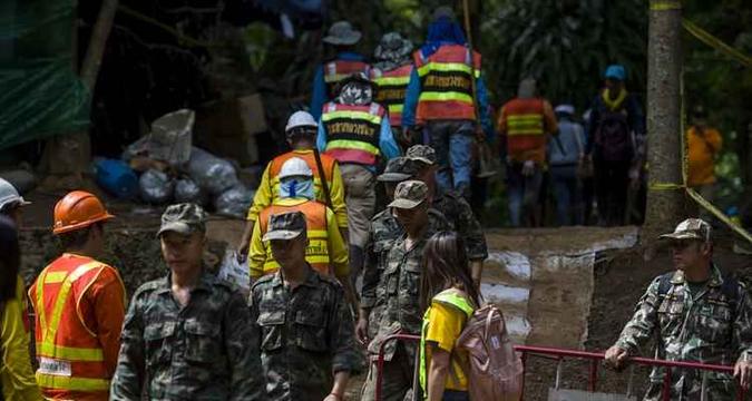 Equipes de resgate se mobilizam para tentar tirar os meninos da caverna(foto: Ye Aung Thu/ AFP) Equipes de resgate se mobilizam para tentar tirar os meninos da caverna(foto: Ye Aung Thu/ AFP)
