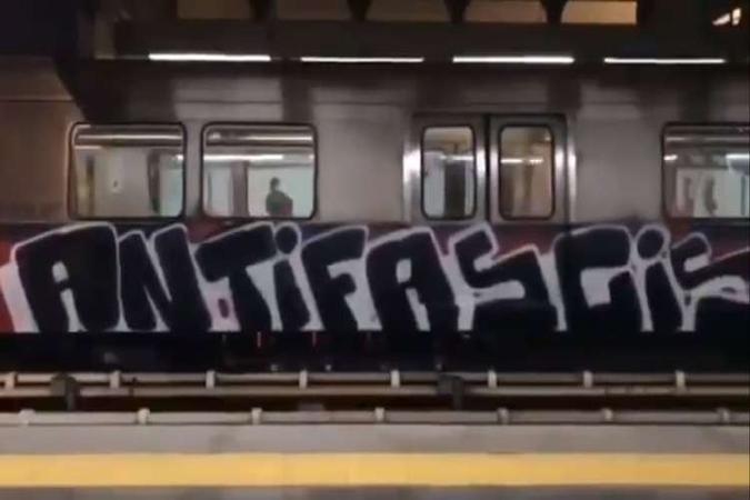 A limpeza foi feita no mesmo dia da pichação pelo Metrô-DF(foto: Reprodução/Twitter) A limpeza foi feita no mesmo dia da pichação pelo Metrô-DF(foto: Reprodução/Twitter)