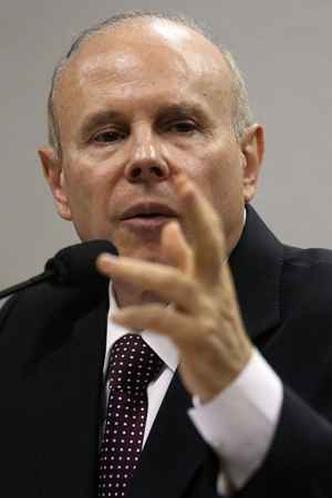 A assessoria do ministro Guido Mantega não informou os motivos da alteração(foto: Ueslei Marcelino/Reuters) A assessoria do ministro Guido Mantega não informou os motivos da alteração(foto: Ueslei Marcelino/Reuters)