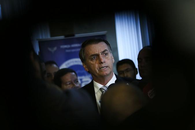 Bolsonaro disse que, se fosse o presidente Temer, vetaria aumento de 16% sobre salários dos magistrados e da Procuradoria-Geral da República (foto: Arquivo/José Cruz/Agência Brasil) Bolsonaro disse que, se fosse o presidente Temer, vetaria aumento de 16% sobre salários dos magistrados e da Procuradoria-Geral da República (foto: Arquivo/José Cruz/Agência Brasil)