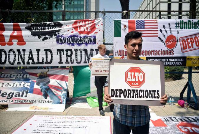 O México renegocia o Nafta depois que o presidente dos Estados Unidos, Donald Trump, o qualificou como o pior acordo já assinado por seu país e o culpa pela perda de empregos entre os americanos(foto: Alfredo Estrella / AFP) O México renegocia o Nafta depois que o presidente dos Estados Unidos, Donald Trump, o qualificou como o pior acordo já assinado por seu país e o culpa pela perda de empregos entre os americanos(foto: Alfredo Estrella / AFP)