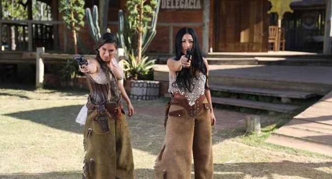 No clipe 'Regime fechado', a dupla é procurada viva ou morta na cidade de velho oeste(foto: Divulgação) No clipe 'Regime fechado', a dupla é procurada viva ou morta na cidade de velho oeste(foto: Divulgação)